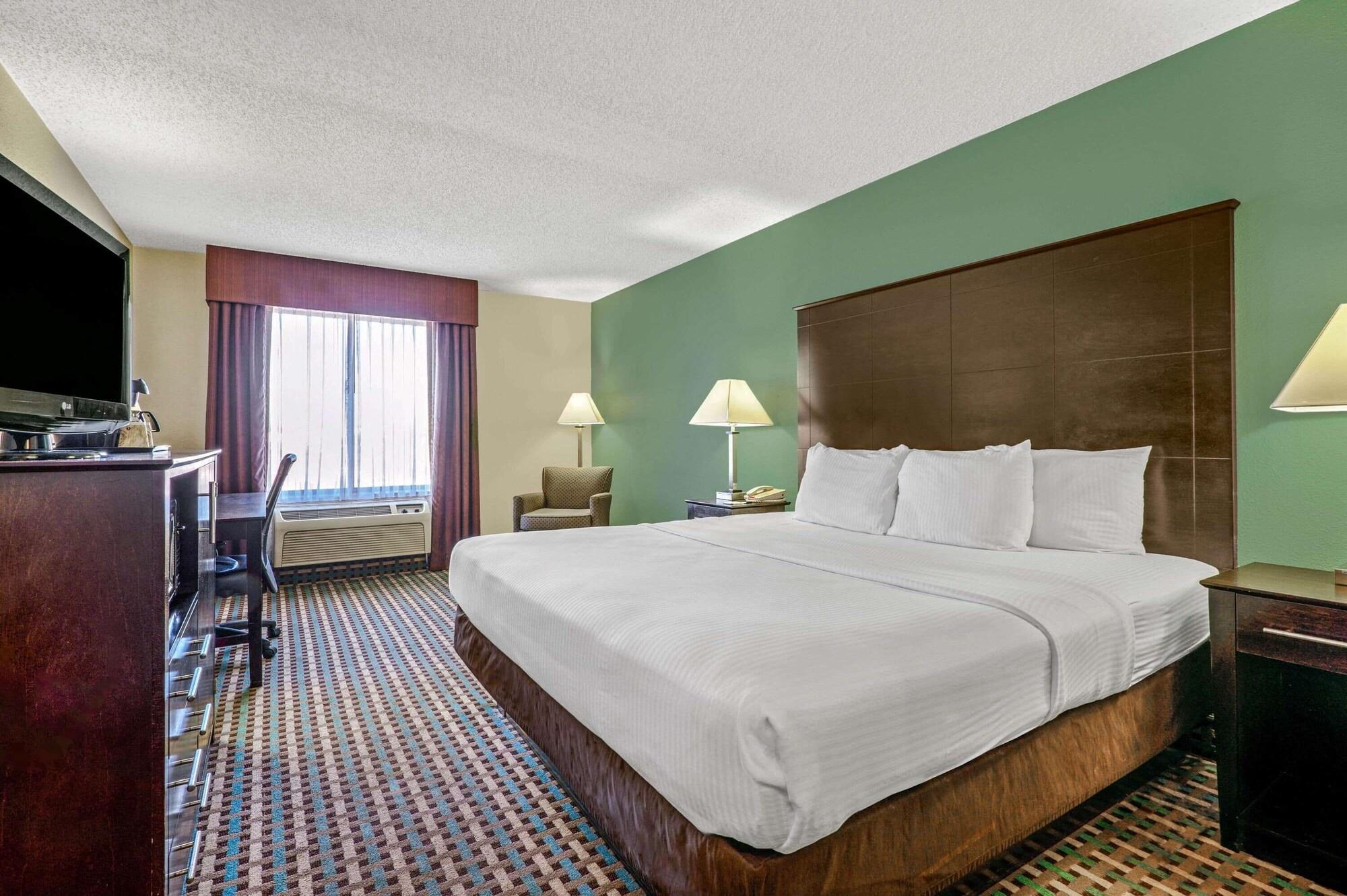 La Quinta Inn By Wyndham Columbia Se Fort Jackson Exterior foto