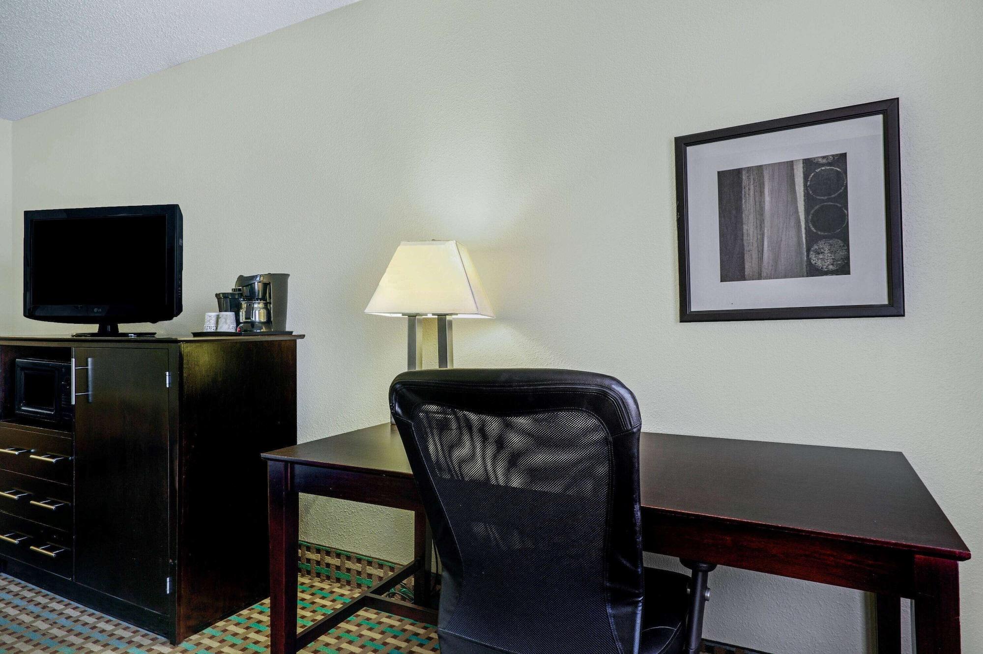 La Quinta Inn By Wyndham Columbia Se Fort Jackson Exterior foto
