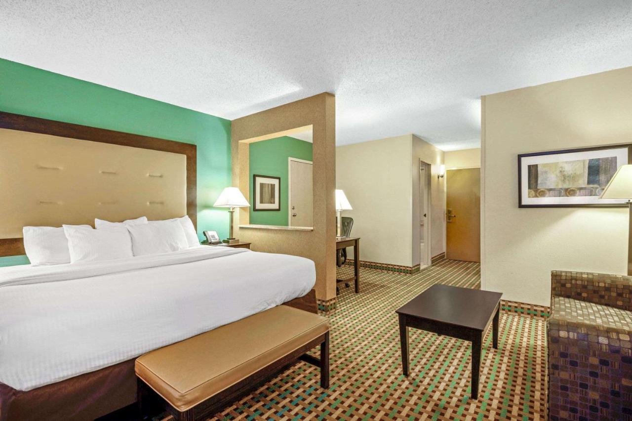 La Quinta Inn By Wyndham Columbia Se Fort Jackson Exterior foto
